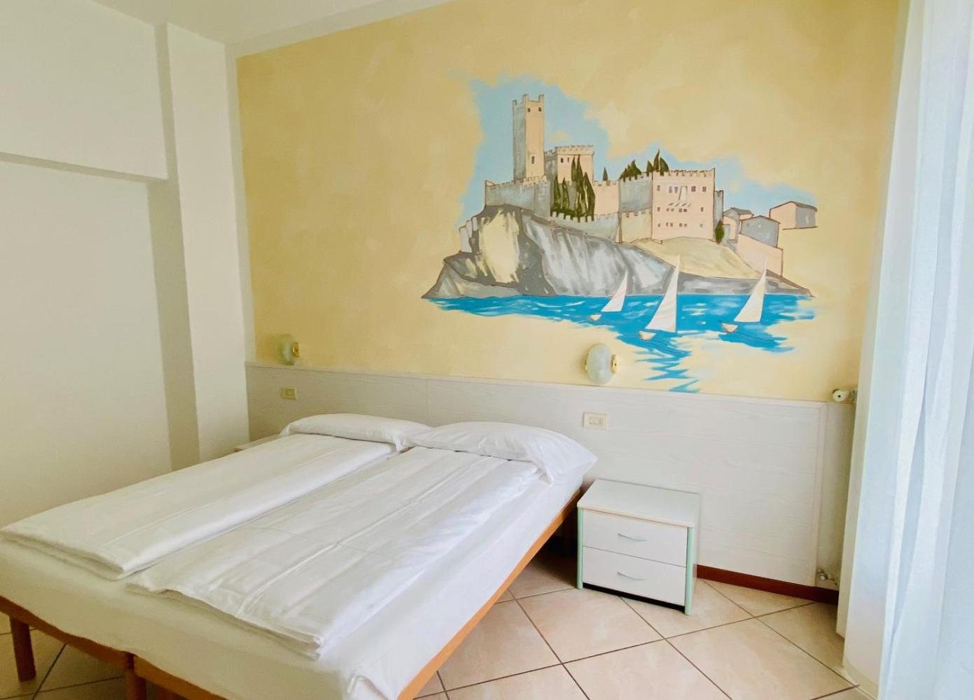 Hotel Ideal Мальчезине Экстерьер фото