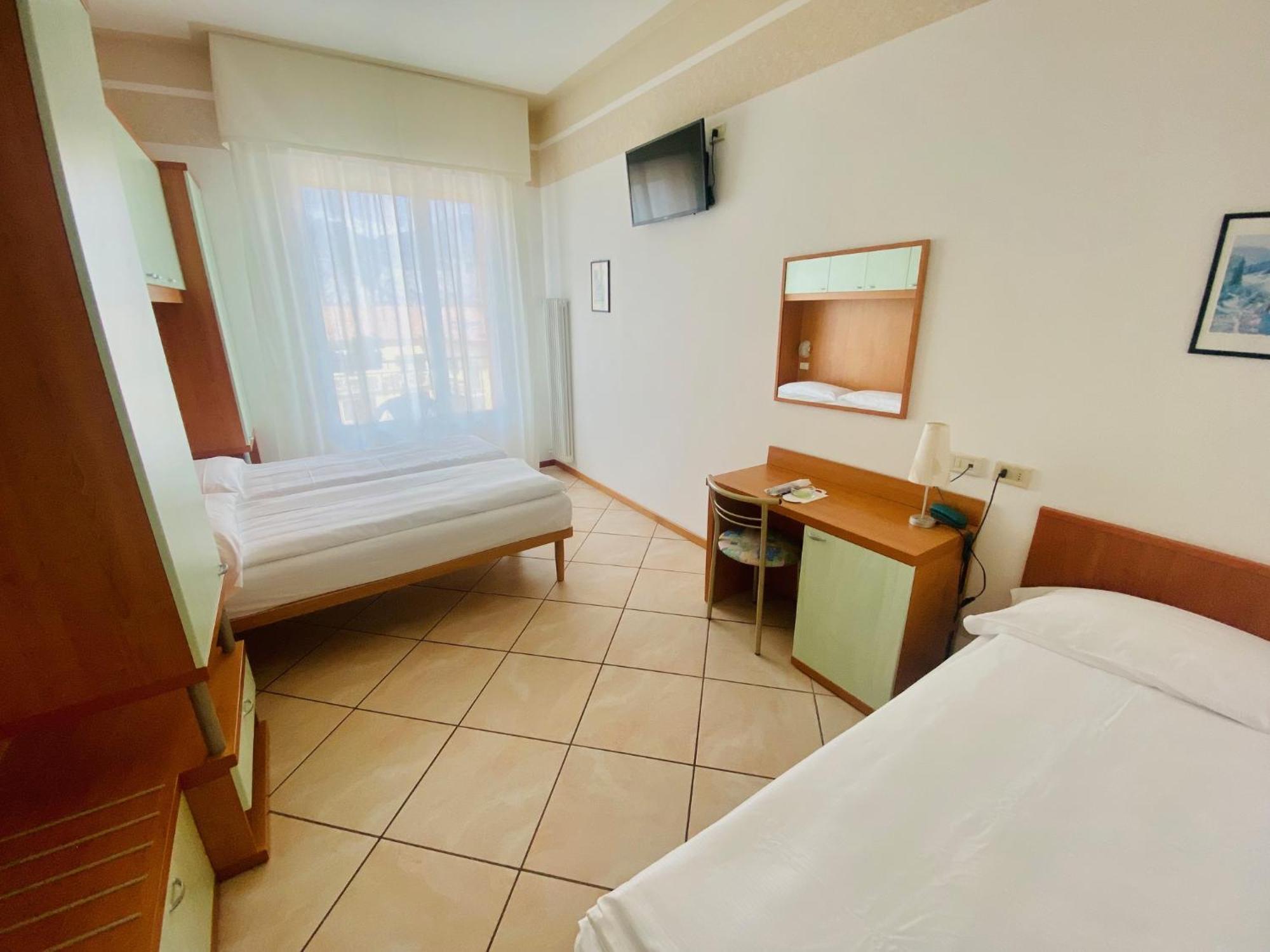 Hotel Ideal Мальчезине Экстерьер фото