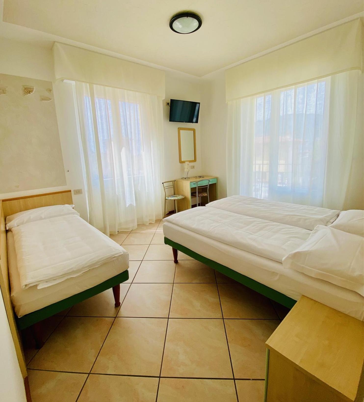 Hotel Ideal Мальчезине Экстерьер фото